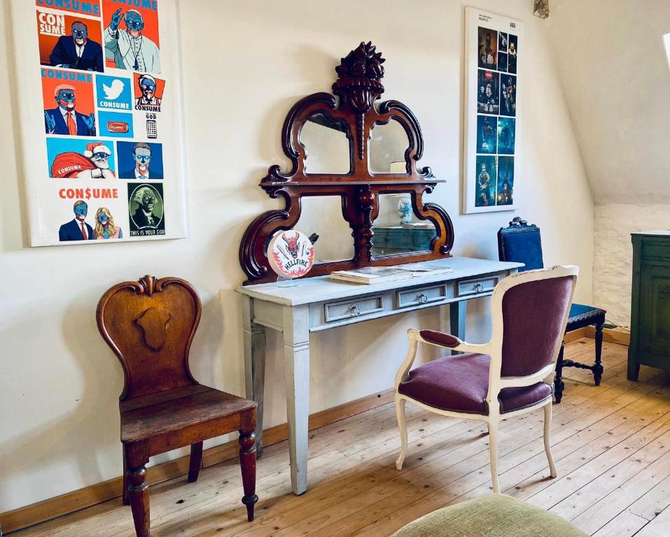 Chairs and desk with a mirror